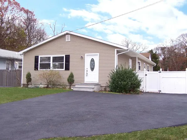 49 Adirondack Dr, Selden, NY 11784