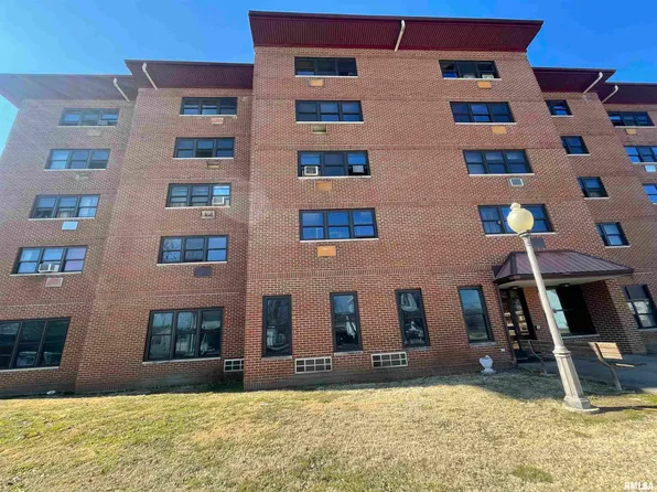 109 S Division St, Du Quoin, IL 62832