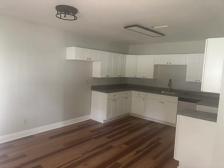 900 Sorrells Dr — Photo 2