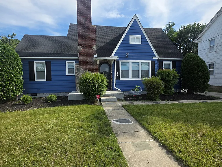844 Forest St — Photo 1