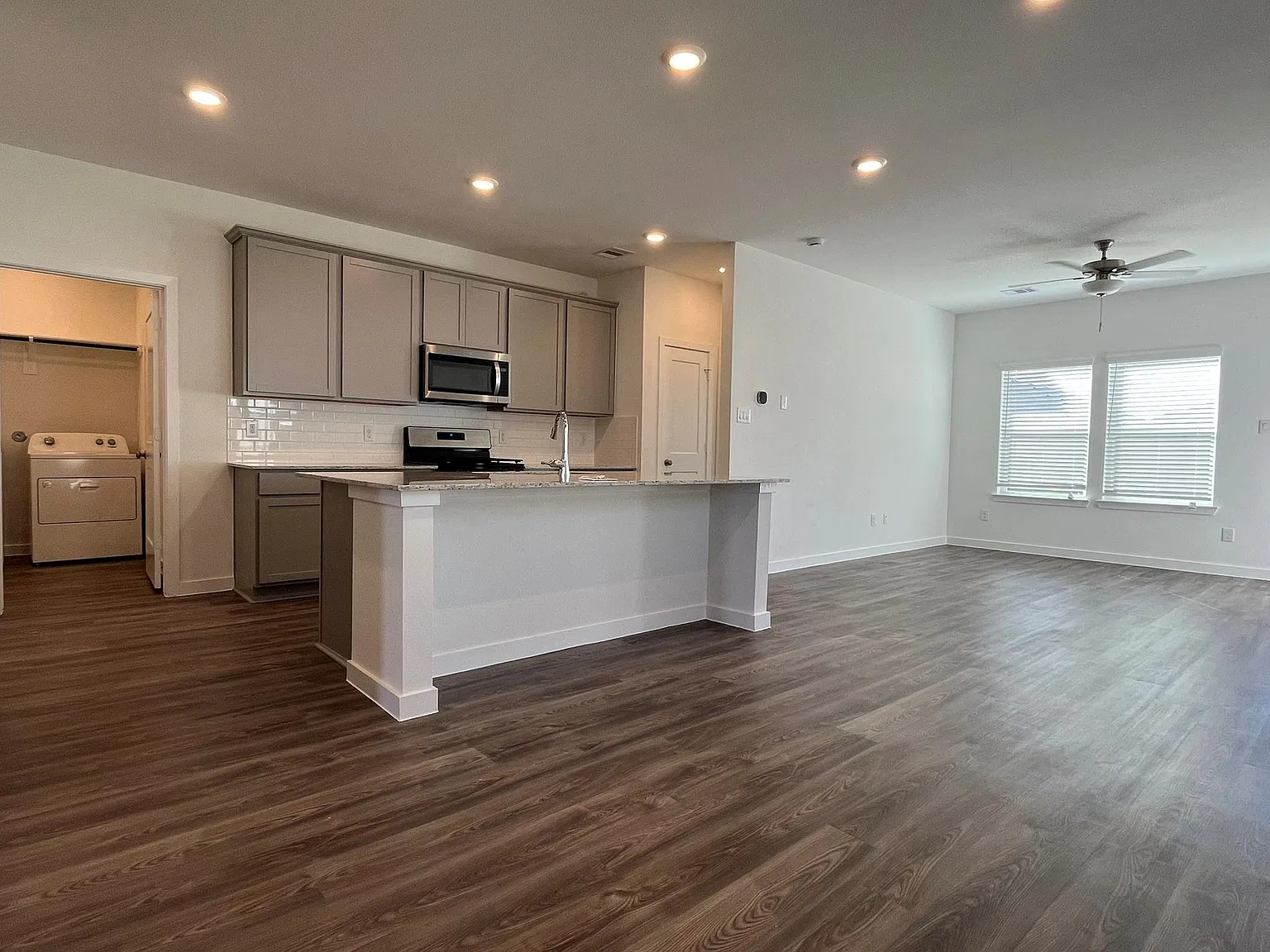 4 bed, 2.5 bath, 1785 sqft, $2,000 — Photo 3