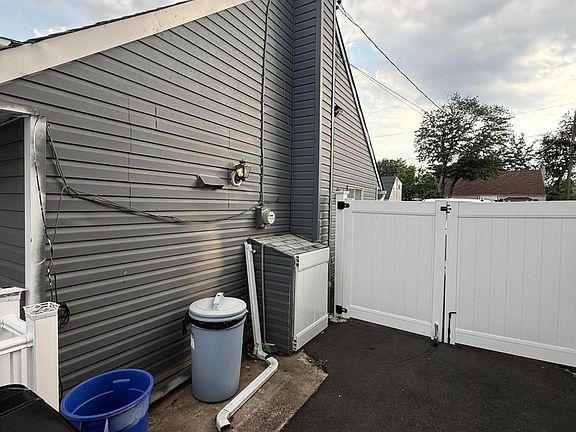4th image of 215 Johnson Ave