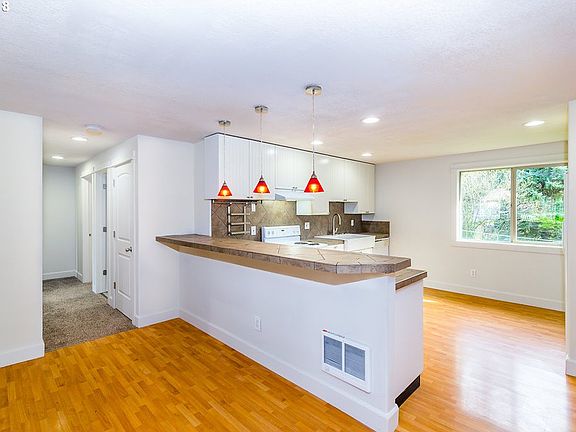 3rd image of 15609 NE Perrault Dr