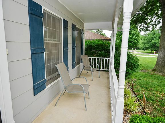 3rd image of 2210 Redwood Ave
