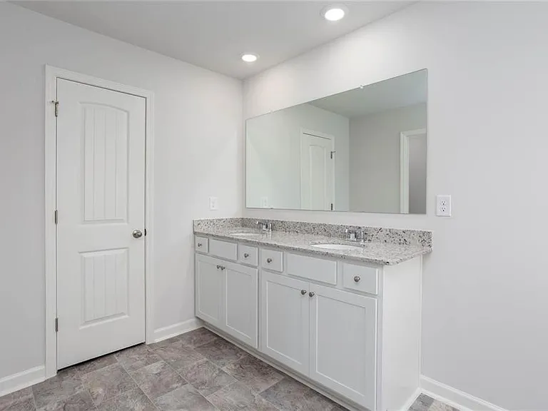 131 Landsdowne Way — Photo 33