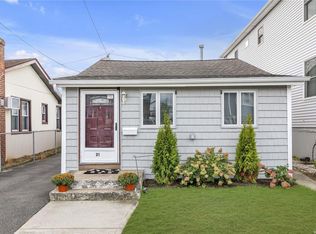 21 Hastings Rd, Island Park, NY 11558