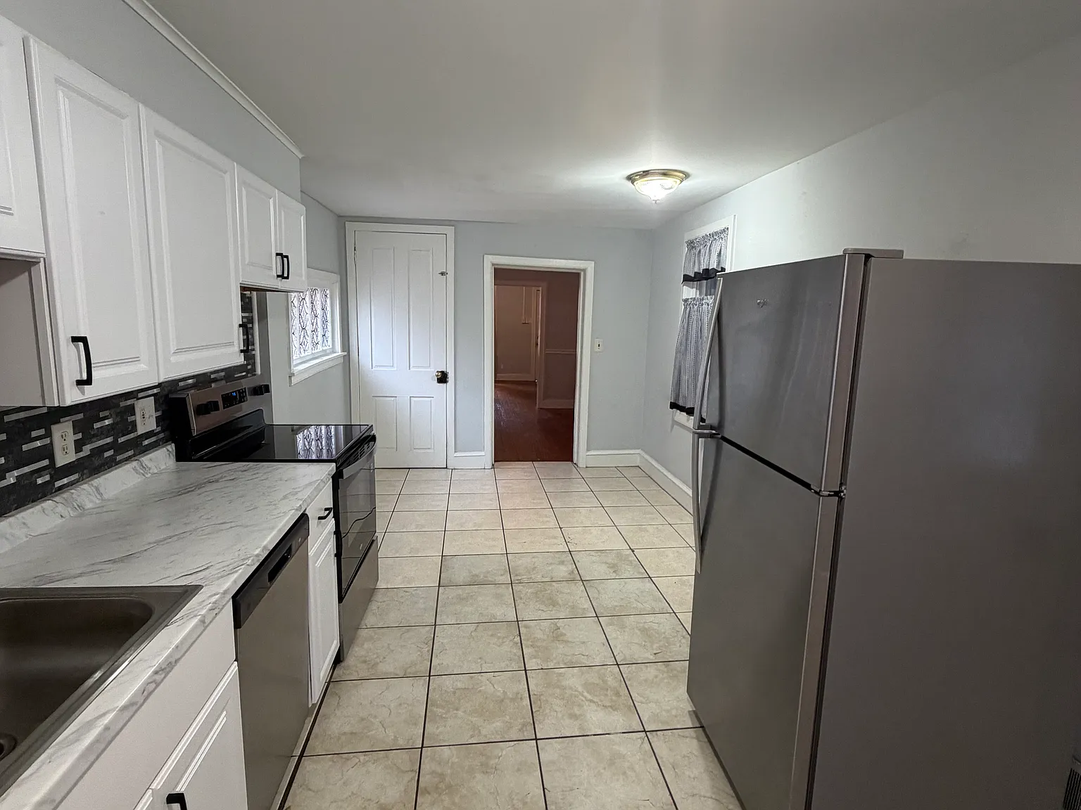 3 bed, 1400 sqft, $2,200 — Photo 3