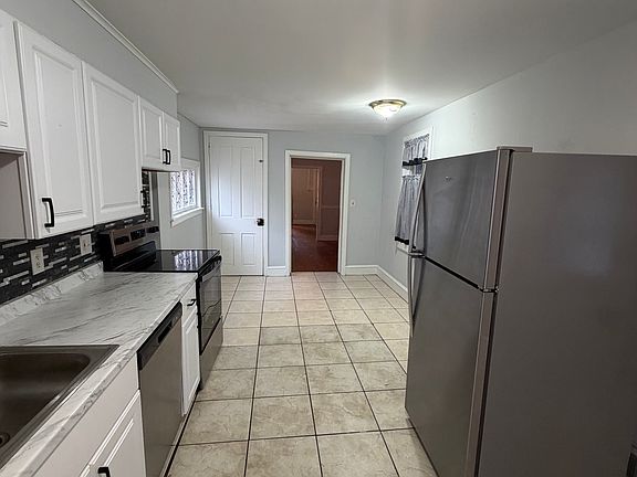 3rd image of 36 King St