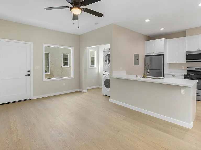 1237 E 1st St #10 — Photo 10