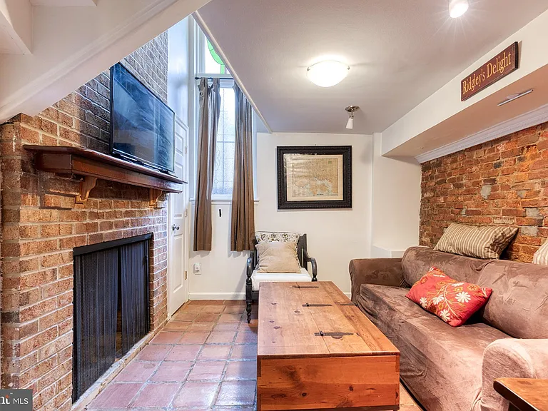 653 Dover St — Photo 13
