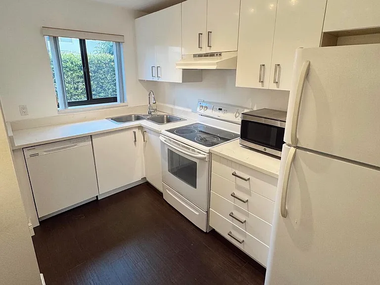 50 SE 12th St #1670 — Photo 5
