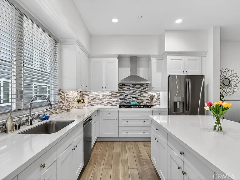 985 Doheny Way — Photo 10