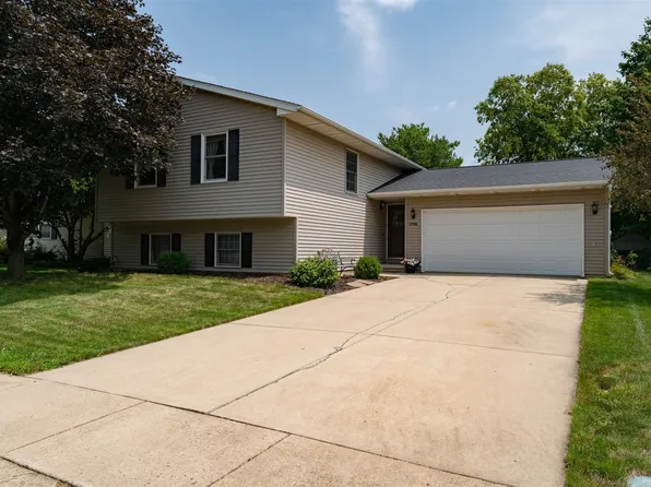 2706 Essington St, Bloomington, IL 61705