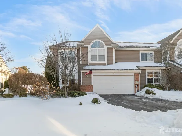 8 Pine Valley Ln, Monroe Township, NJ 08831