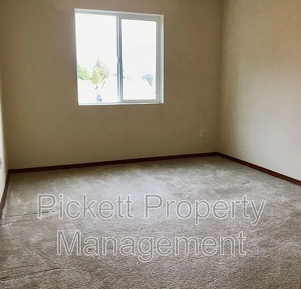 6710 Takota Pl NE — Photo 4