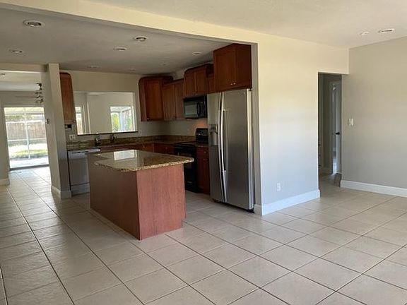 4th image of 2630 Monterey St