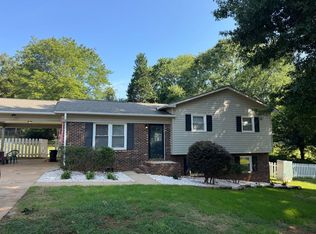 5672 Claridge Dr, Hickory, NC 28602