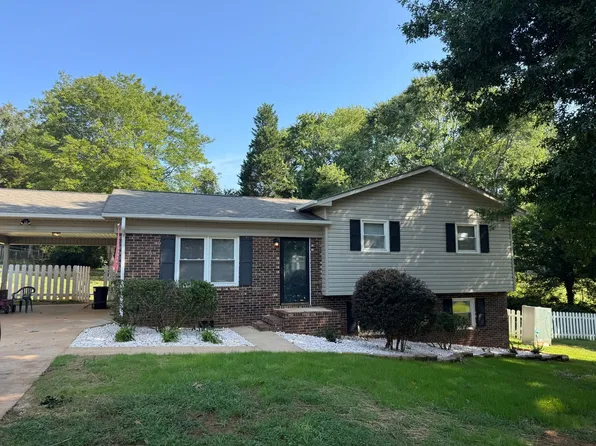 5672 Claridge Dr, Hickory, NC 28602