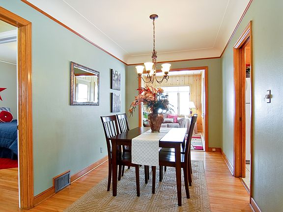 5th image of 681 Hyacinth Ave E