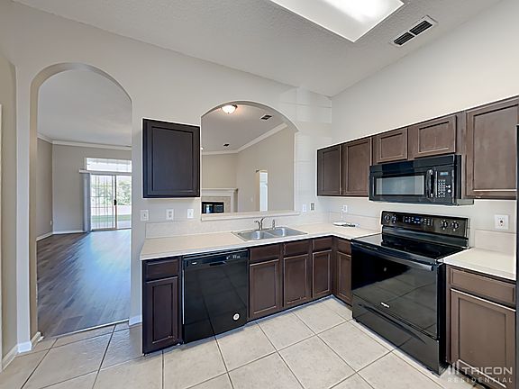 5th image of 533 Summit Dr