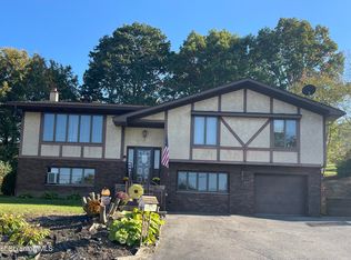 5 Sharon Dr, Moosic, PA 18507