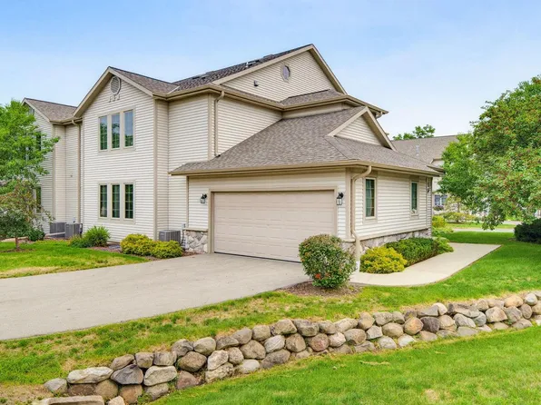 2215 Circle RIDGE #B, Delafield, WI 53018