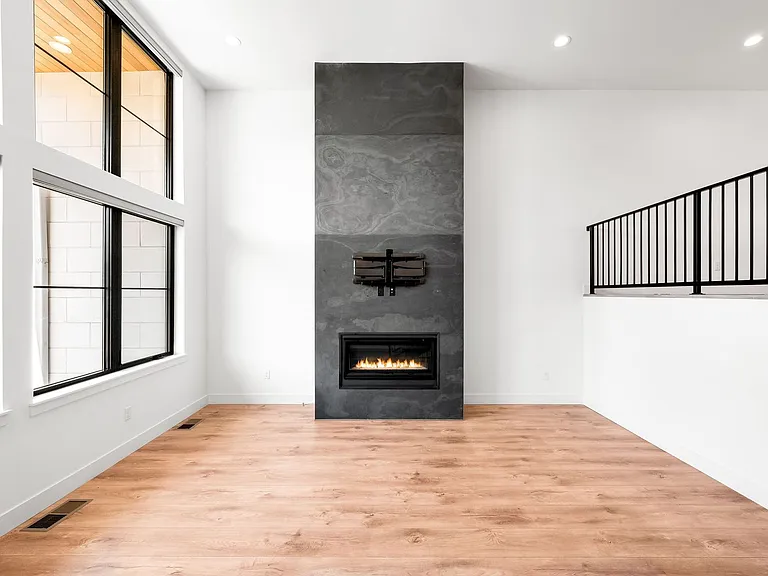 4263 E 8th Ave — Photo 10