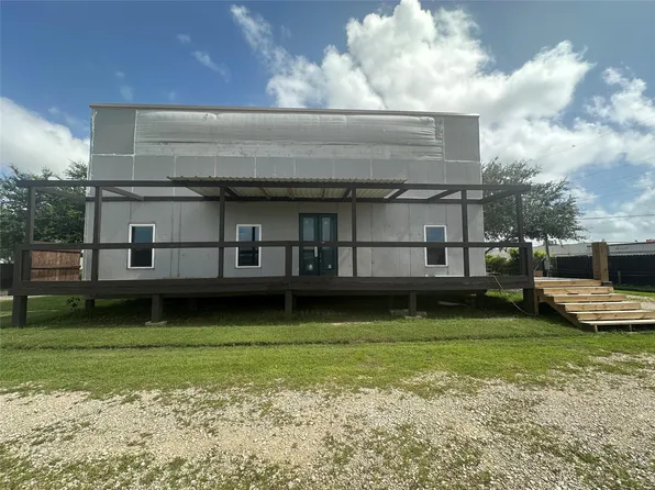 860 Wade St, Clute, TX 77531