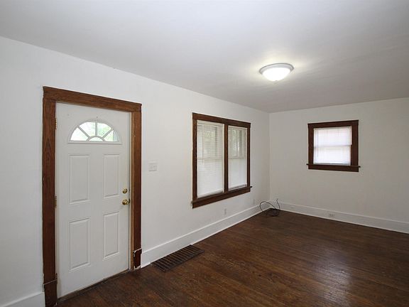 3rd image of 707 W Hanssler Pl