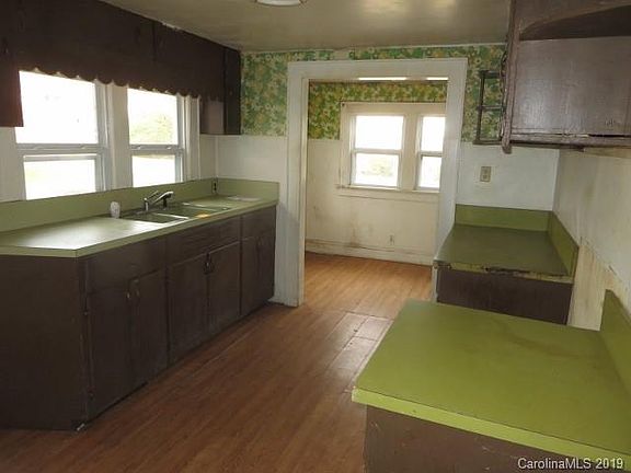 4th image of 302 W 20th St