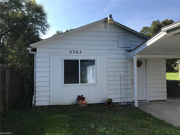 Cozy 2 bed, 1 bath guest house with heat room and kitchenette.