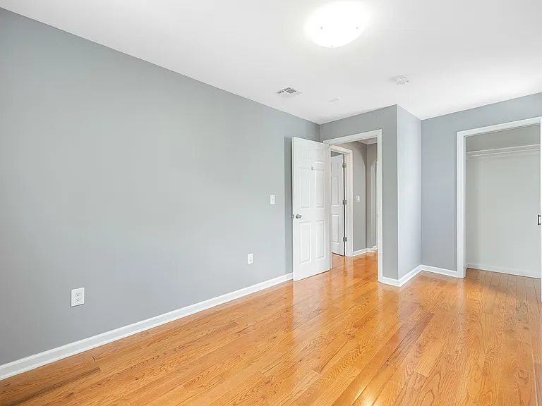 14 Essex St — Photo 32