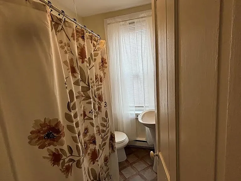 648 W Chestnut St #4 — Photo 5