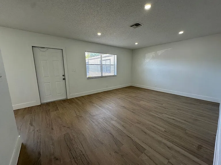 1409-1413 N Dixie Highway | 899 #1041-1045 — Photo 14