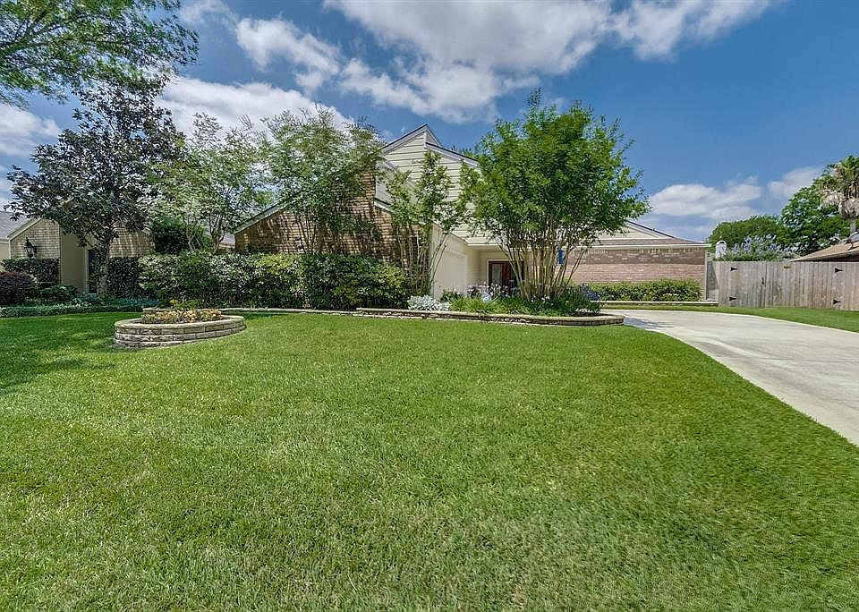 Updated 4 bedroom 2/1 bath home located in Briarhills has never flooded.