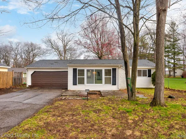 215 Arrowhead Dr, Prudenville, MI 48651