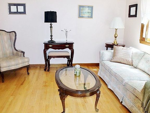 Formal living w/hardwood