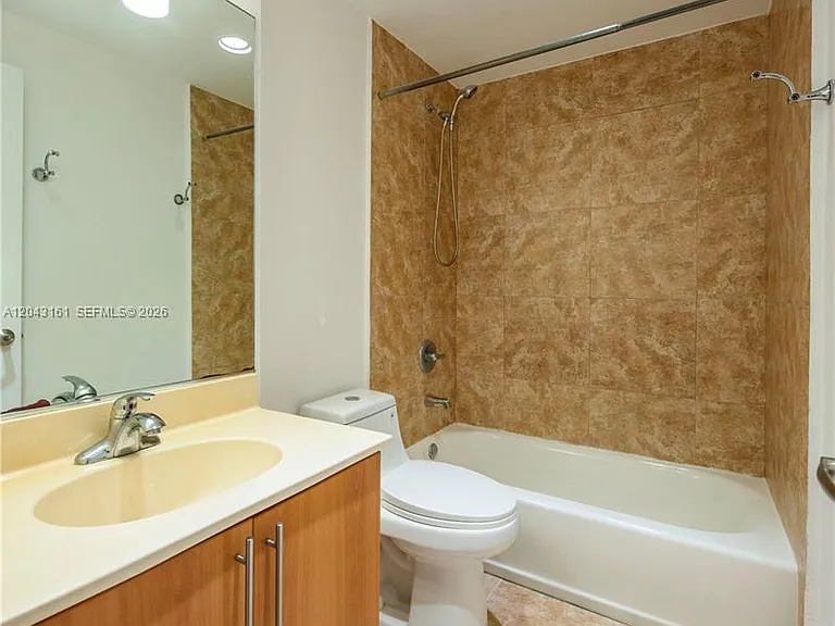 7501 E Treasure Dr #6A — Photo 9