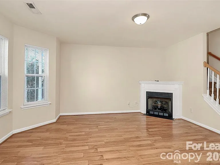 915 Par One Ct — Photo 7
