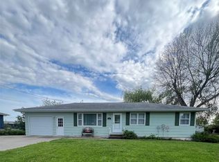 902 E 11th St, Vinton, IA 52349