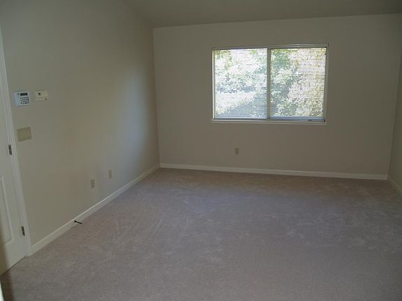 5th image of 370 Seaton Dr