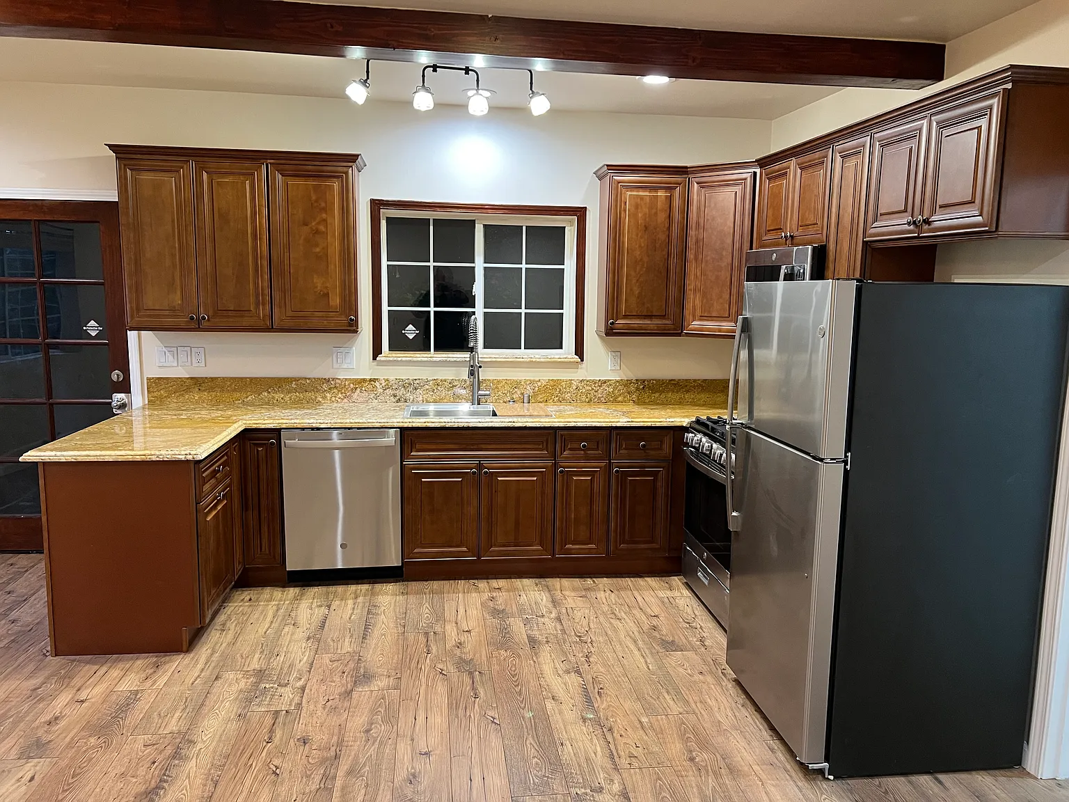 2047 Ivar Ave — Photo 2