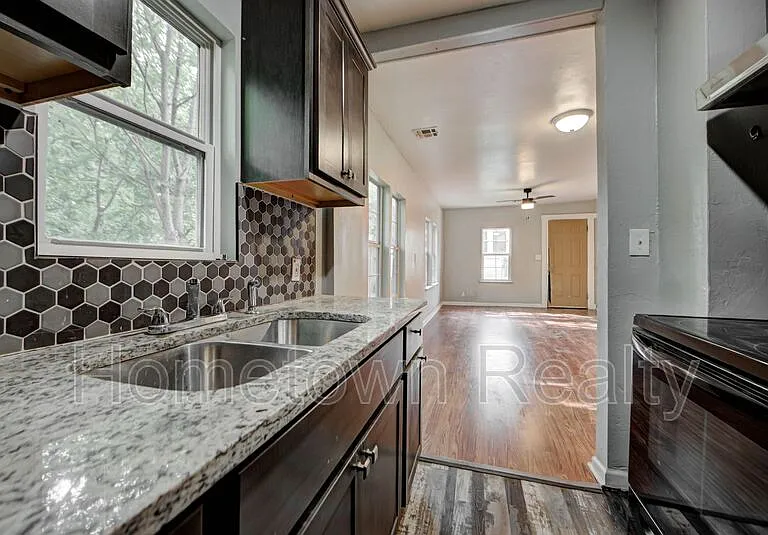1801 E Madison St — Photo 17