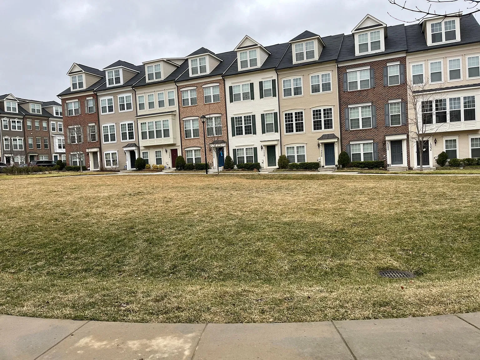 3 bed, 2.5 bath, 2277 sqft, $3,700 — Photo 2