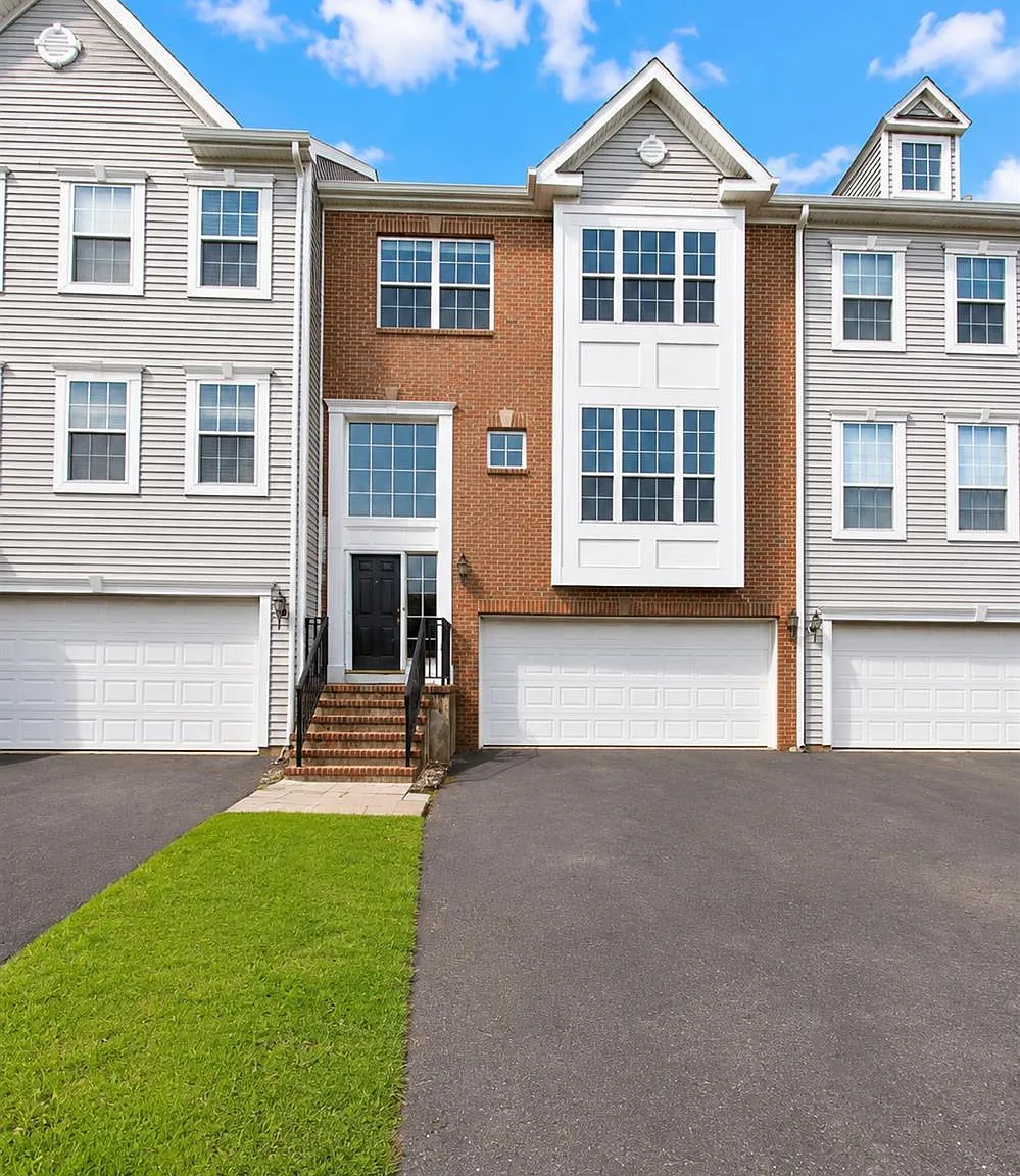 4 bed, 4.0 bath, 2152 sqft, $4,200 — Photo 2