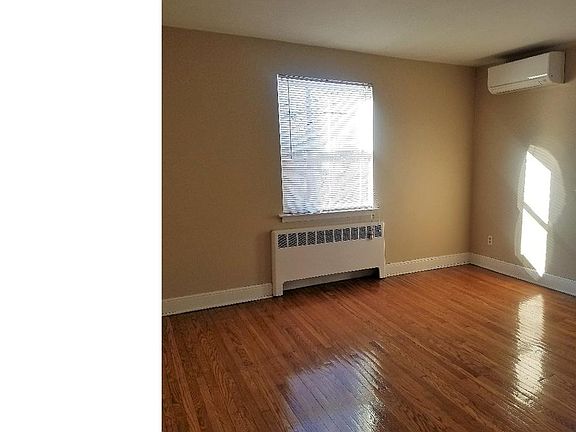 3rd image of 4731 Woodland Ave