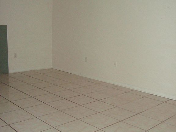 4th image of 2591 S Park Ave