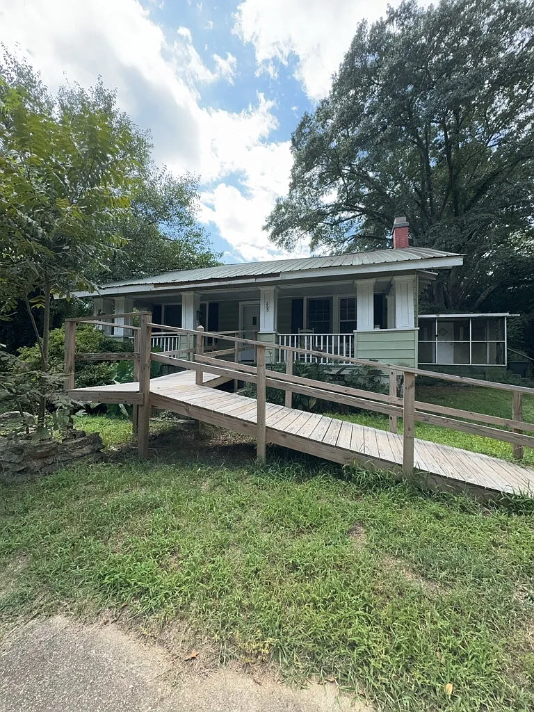 2 bed, 1.0 bath, $800 — Photo 1