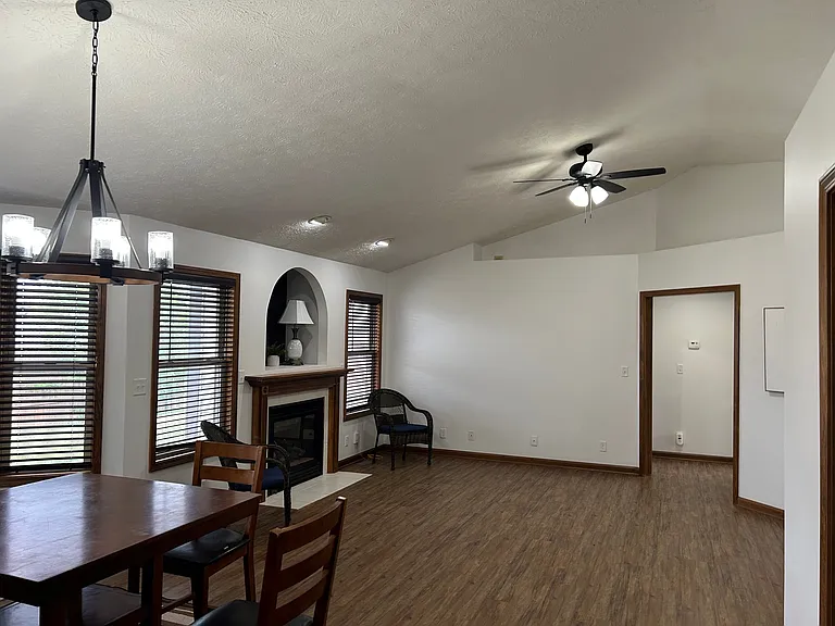 1400 Roundtable Dr — Photo 3