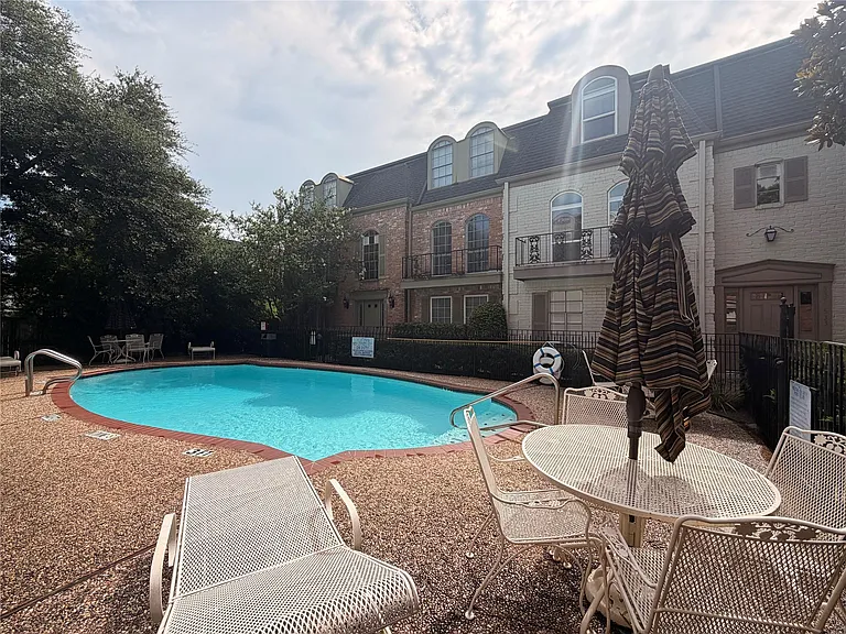 537 N Post Oak Ln #537 — Photo 2